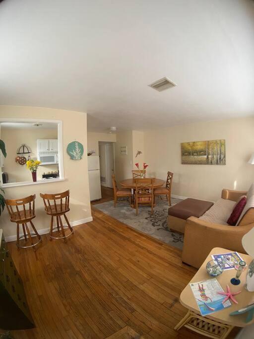 Private One-Bedroom 6 -Directly Across From Beach เซนต์พีทบีช ภายนอก รูปภาพ